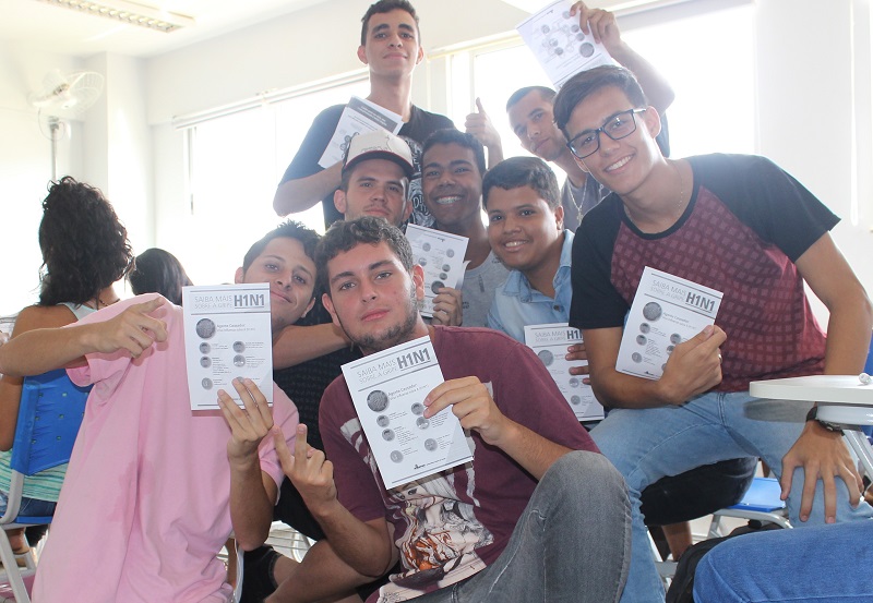 Panfletos com orientações sobre prevenção, transmissão e tratamento da gripe foram entregues aos alunos em salas de aula